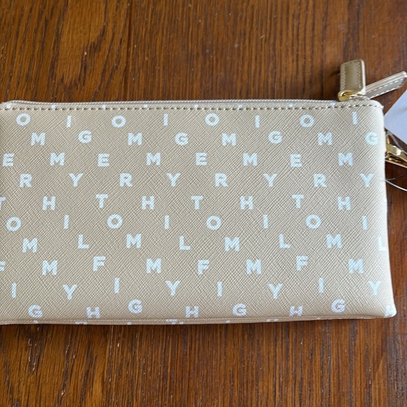 Tommy Hilfiger wristlet purse. NWT - Picture 2 of 8
